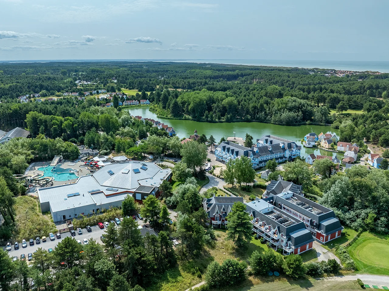 Une résidence de vacances au bord d'un lac, vue du ciel